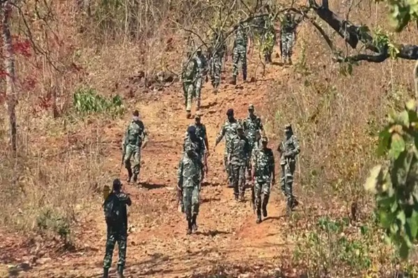 ছত্তিশগড়ের বস্তার ডিভিশনের সুকমা জেলায় নিরাপত্তা বাহিনীর সঙ্গে সংঘর্ষে কমপক্ষে ১৬ জন মাওবাদী মারা পড়েছে।