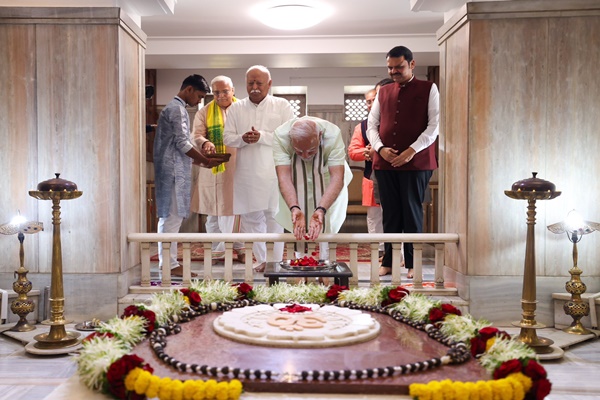 प्रधानमंत्री मोदी ने नागपुर में स्मृति मंदिर में श्रद्धांजलि अर्पित की