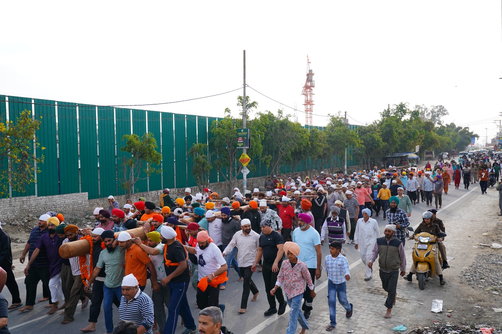 श्री झंडे जी के 90 फीट ऊंचे ध्वजदंड को देहरादून में भव्य शोभायात्रा के साथ श्री दरबार साहिब लाया गया