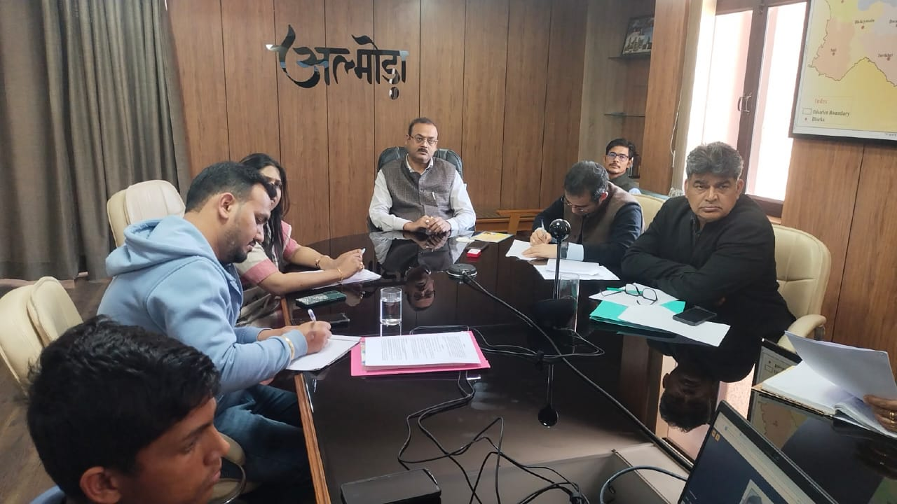 अल्मोड़ा जिले को नशा मुक्त बनाने को लेकर कलेक्ट्रेट में हुई बैठक