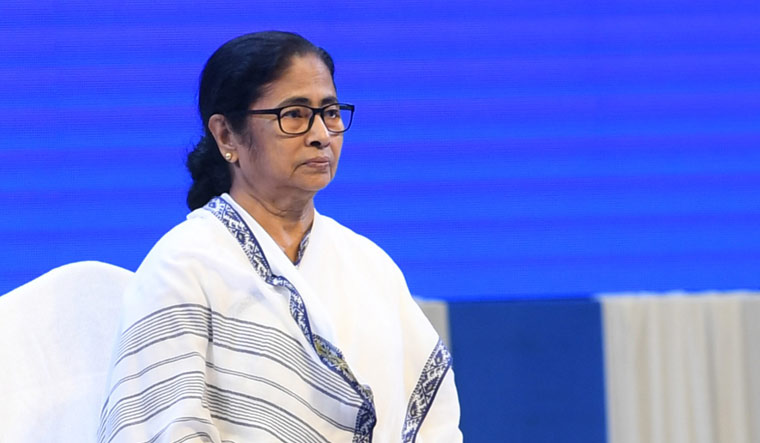 বিদ্যুৎ কেন্দ্রে অগ্নিকাণ্ডের জেরে লন্ডনের হিথরো  বিমানবন্দরে উড়ান  পরিষেবা বিপর্যস্ত হয়ে পড়ায়  মুখ্যমন্ত্রী মমতা ব্যানার্জীর লন্ডন সফরের সূচিতে কিছুটা পরিবর্তন করা হয়েছে।
