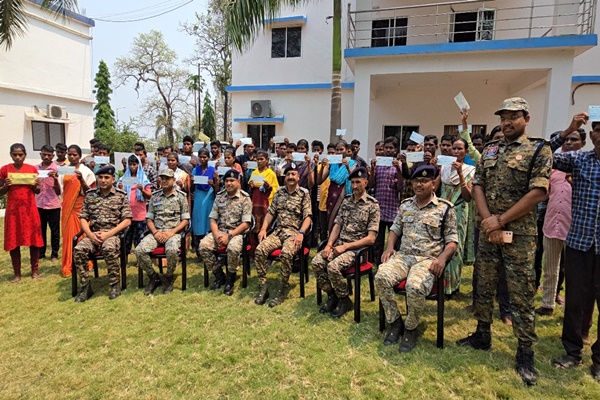 چھتیس گڑھ میں، 50 ماؤنوازوں نے آج بیجاپور میں خودسپردگی کی۔ اِن میں 13 ماؤنواز ایسے ہیں جن پر مجموعی طور سے 68 لاکھ روپے کا انعام رکھا ہوا تھا۔