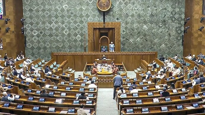 संसदेच्या दोन्ही सभागृहांचं कामकाज दिवसभरासाठी तहकूब