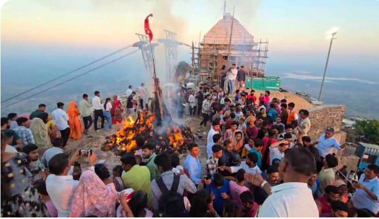શક્તિપીઠ પાવાગઢ ખાતે શ્રી મહાકાળી માતાના મંદિર પરિસરમાં ગઇકાલે શાસ્ત્રોત વિધિવત રીતે હોળી પ્રગટાવવામાં આવી.