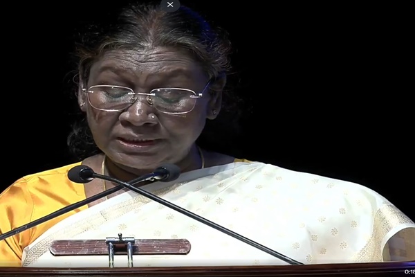 রাষ্ট্রপতি দ্রৌপদী মুর্মু, শিক্ষার পাশাপাশি গবেষনার দিকে উপযুক্ত মনোনিবেশ করার প্রয়োজনীয়তার ওপর গুরুত্ব আরোপ করেছেন।