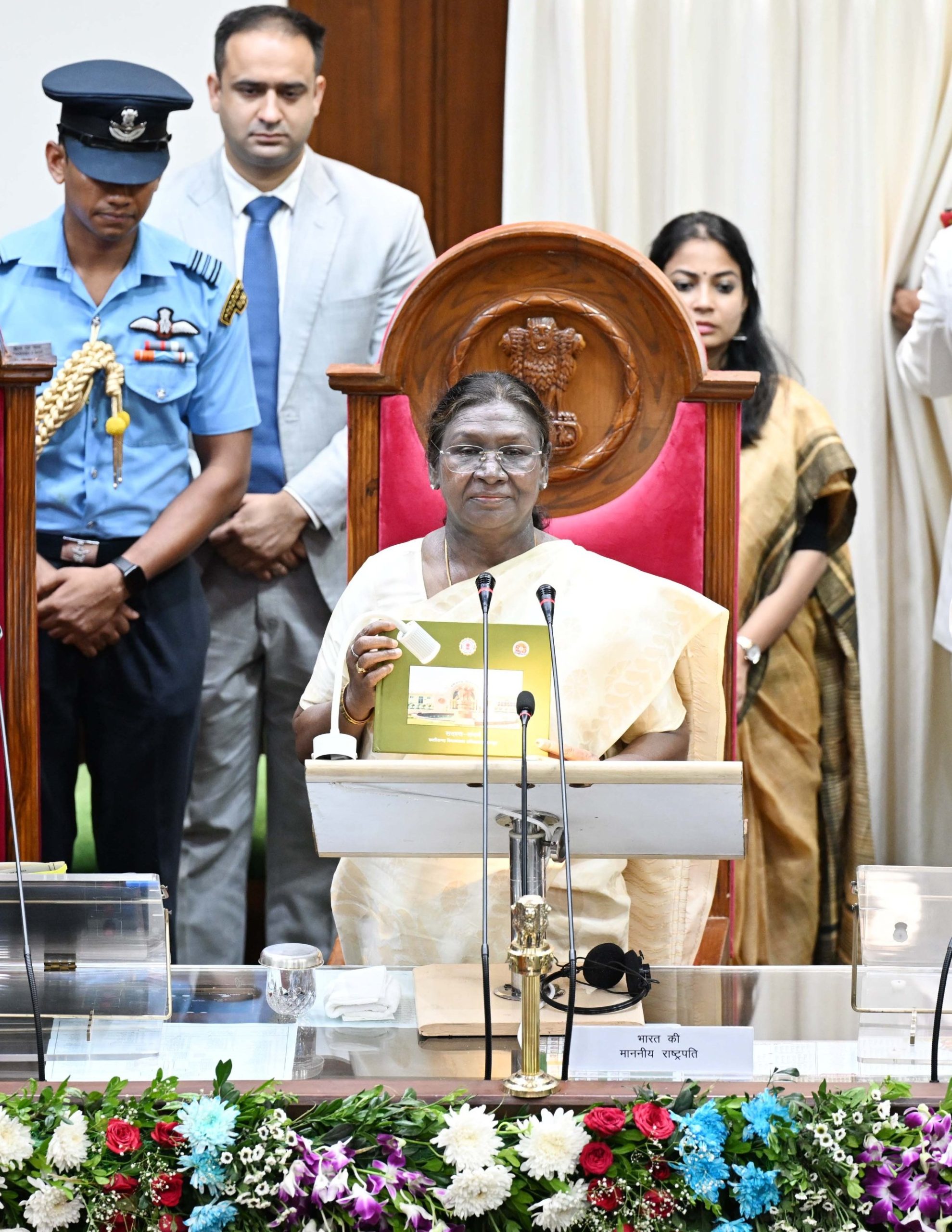 صدر جمہوریہ دروپدی مرمو نے آج رائے پور میں چھتیس گڑھ قانون ساز اسمبلی کی سلور جوبلی تقریباقت میں شرکت کی۔