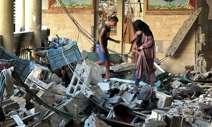 गजा-पट्टी पर इस्राइल के ताजा हवाई-हमलों में महिलाओं और बच्चों सहित 200 से अधिक फिलिस्तीनी मारे गये