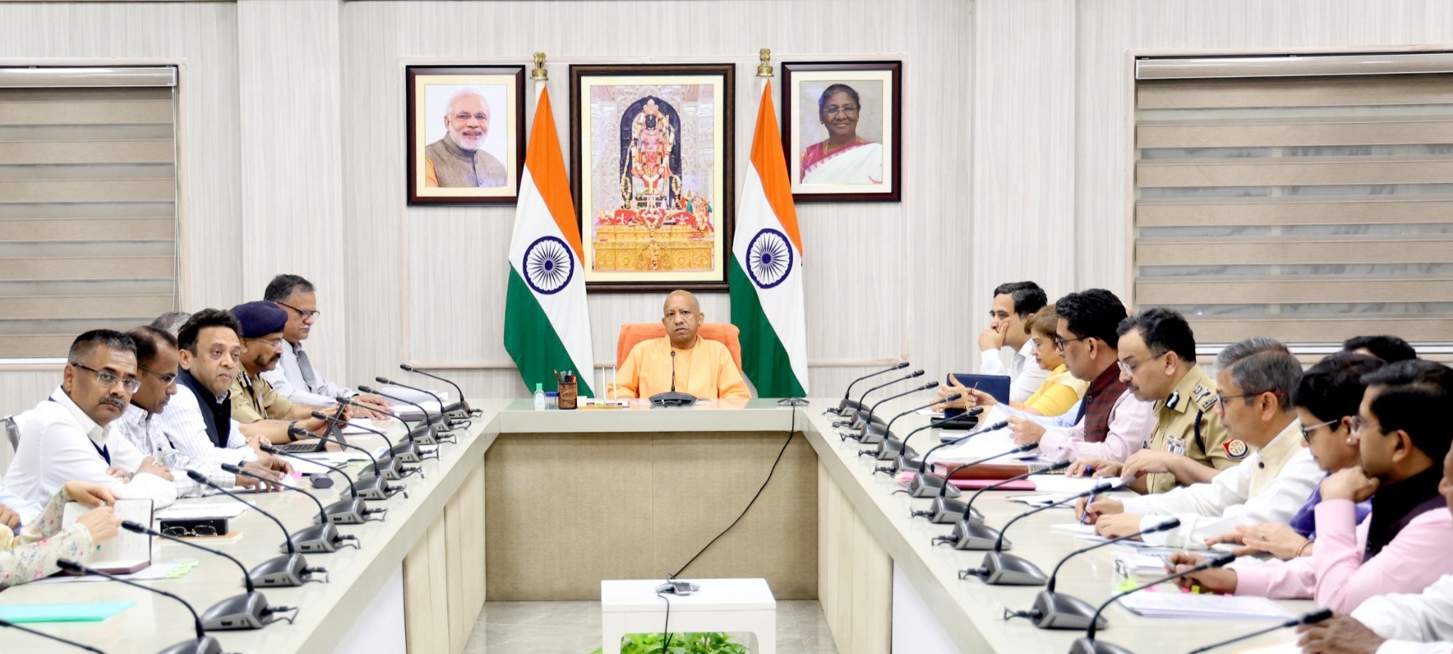 उत्तर प्रदेश के मुख्‍यमंत्री योगी आदित्‍यनाथ ने आगामी त्योहारों के मद्देनजर कानून और व्यवस्था को लेकर बैठक की