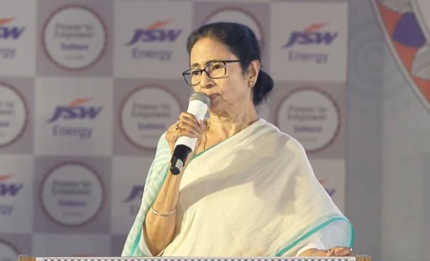 নিরবচ্ছিন্ন বিদ্যুত্ পরিষেবা দিতে রাজ্য সরকার আগামী কয়েক বছরের মধ্যে ১৮ হাজার মেগাওয়াট বিদ্যুৎ উৎপাদনের লক্ষ্যমাত্রা নিয়েছে বলে মুখ্যমন্ত্রী মমতা ব্যানার্জী জানিয়েছেন।