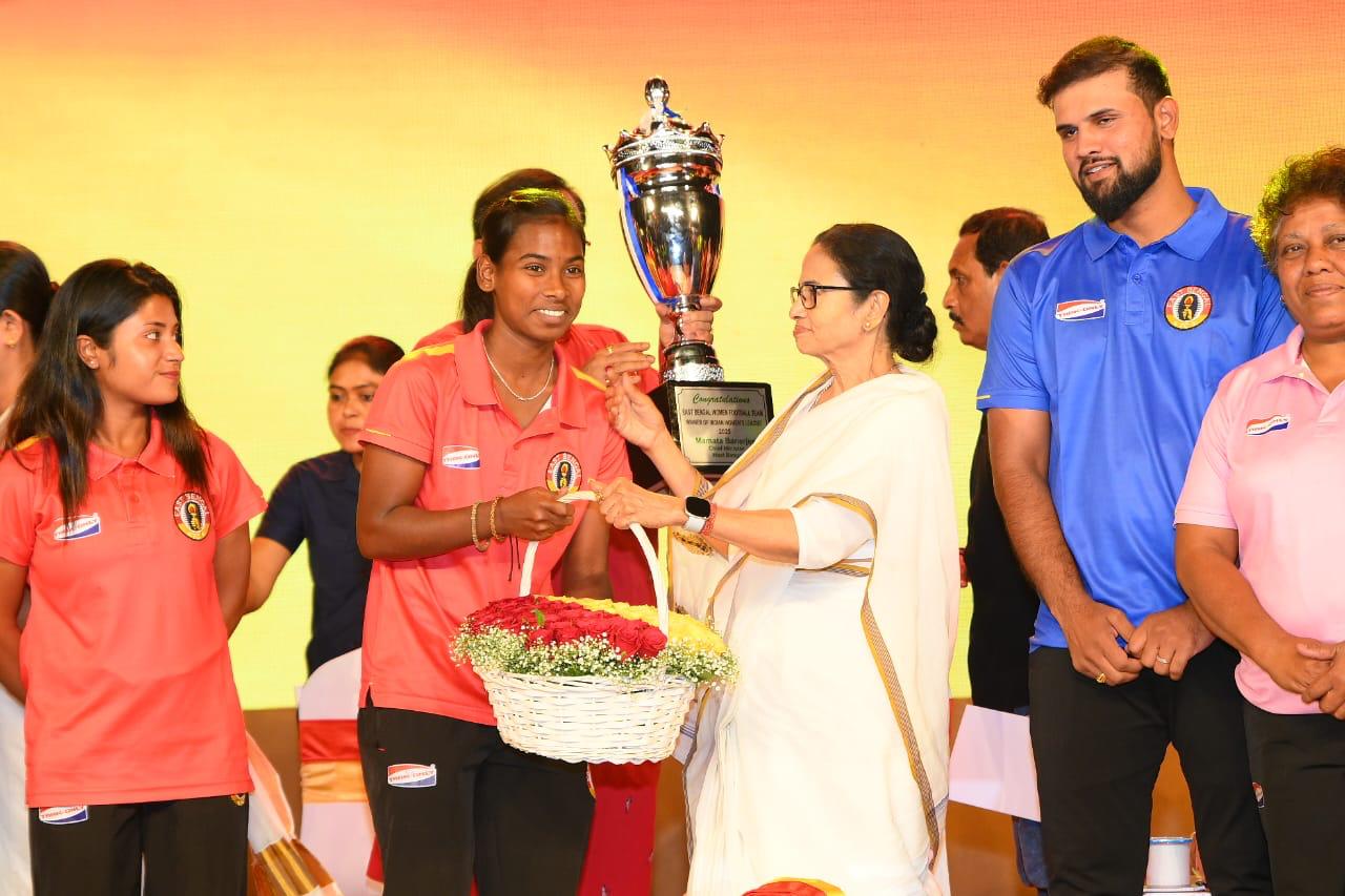 ইস্টবেঙ্গল ক্লাবের শতবর্ষ উপলক্ষ্যে মুখ্যমন্ত্রী মমতা ব্যানার্জি আজ এক অনুষ্ঠানে যোগ দেন।