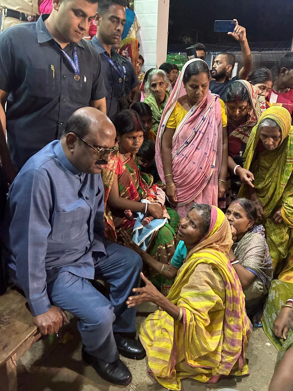 মালদায় রাজ্যপাল এখনও ত্রাণ শিবিরে রয়েছেন। মহিলা ও শিশুদের সঙ্গে কথাবার্তা বলছেন।