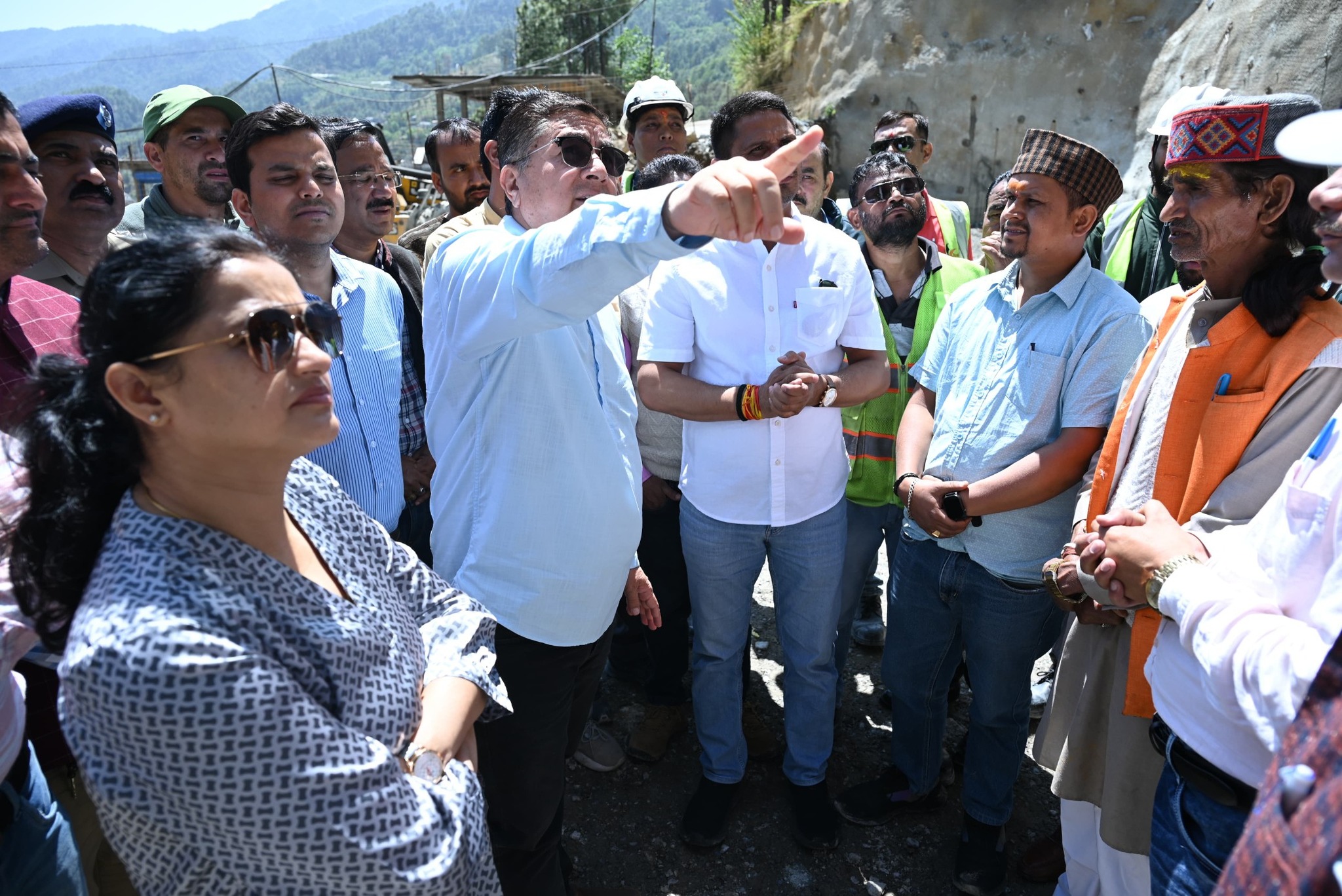 उत्तरकाशी जिले में यमुनोत्री राष्ट्रीय राजमार्ग पर निर्माणाधीन सिल्क्यारा-पौलगांव सुरंग के ब्रेकथ्रू की तैयारियां पूरी
