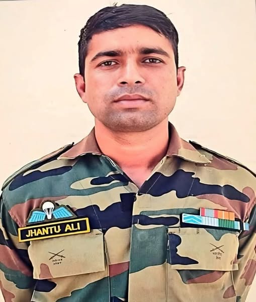 কাশ্মীরের উধমপুরে জঙ্গিদের সঙ্গে গুলির লড়াই-এ শহীদ সেনা জওয়ান নদীয়ার তেহট্টর পাথরঘাটার বাসিন্দা ঝন্টু আলি শেখ-এর মরদেহ গতরাতে দমদম বিমান বন্দরে নিয়ে আসা হয়।