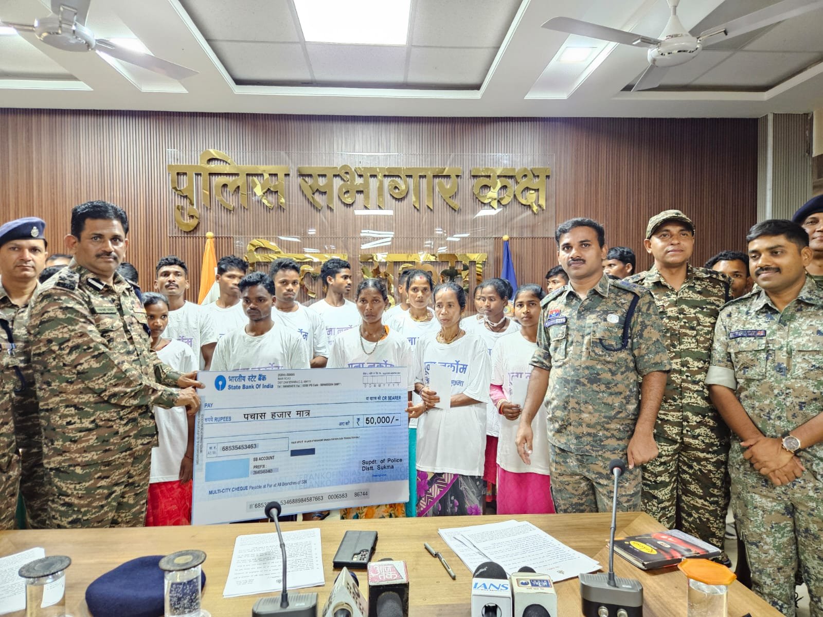 ছত্তিশগড়ের সুকমা জেলায় ৯ মহিলা সহ ২২ জন মাওবাদী আজ আত্মসমর্পণ করেছে।