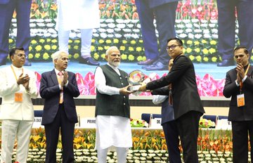 প্রধানমন্ত্রী নরেন্দ্র মোদী বলেছেন, সরকার দেশের সামগ্রিক উন্নয়নকে গুরুত্ব দেওয়ায় গত ১০ বছরে ভারত অভূতপূর্ব রূপান্তরের সাক্ষী হয়েছে।