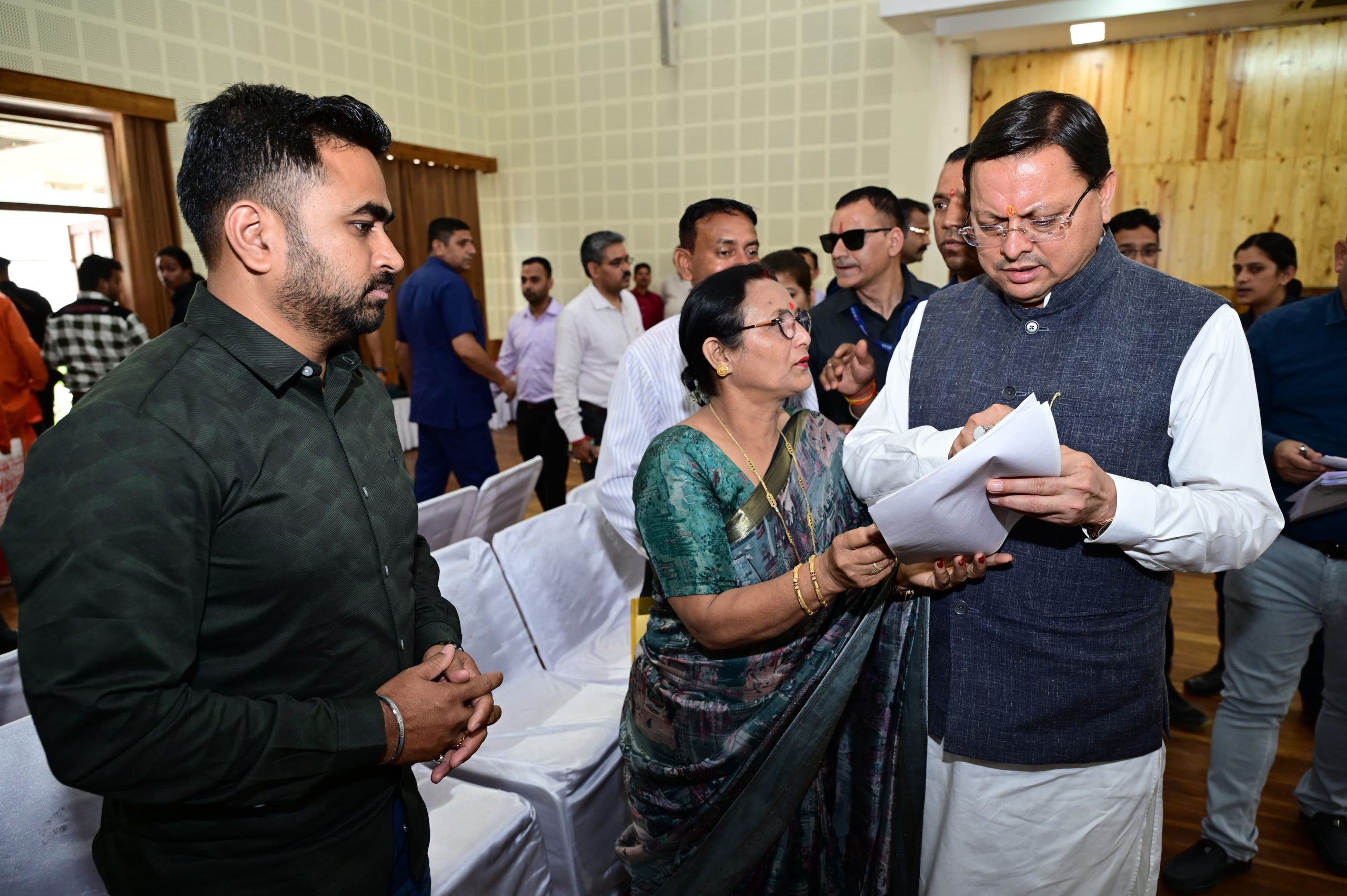 मुख्यमंत्री पुष्कर सिंह धामी ने देहरादून में आम लोगों की समस्याएं सुनीं