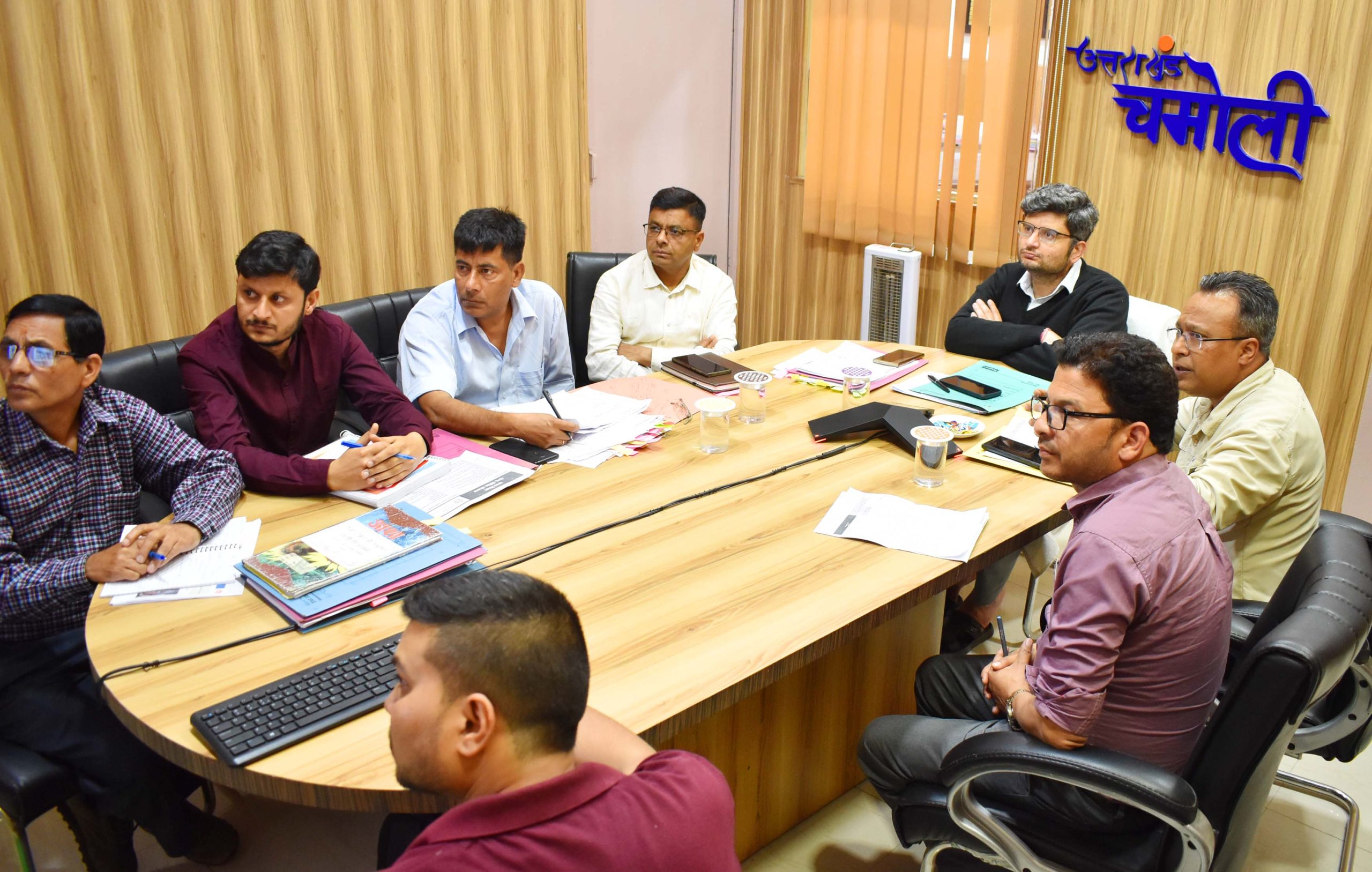 चमोली के जिलाधिकारी संदीप तिवारी ने स्वास्थ्य और शिक्षा विभाग की विभिन्न योजनाओं की प्रगति की समीक्षा की