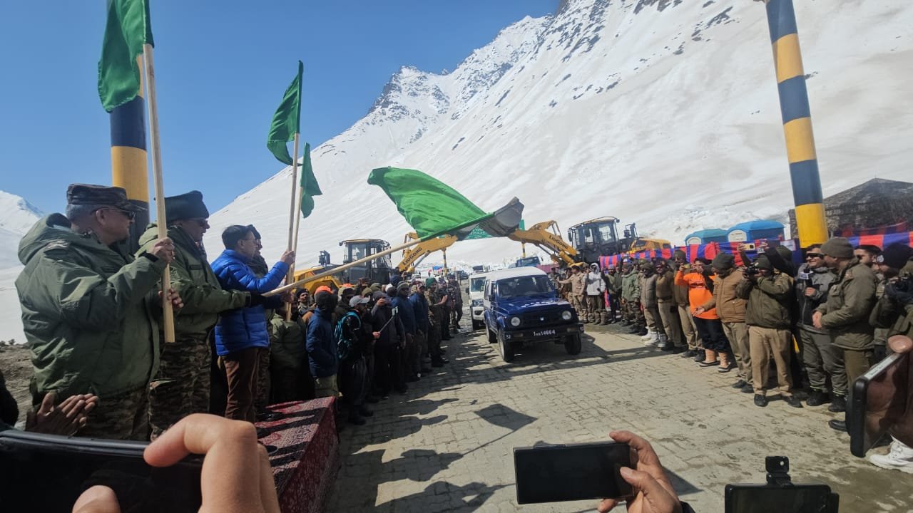 लद्दाख: बीआरओ ने ज़ोजिला दर्रे को रिकॉर्ड समय में सफलतापूर्वक फिर से खोला 