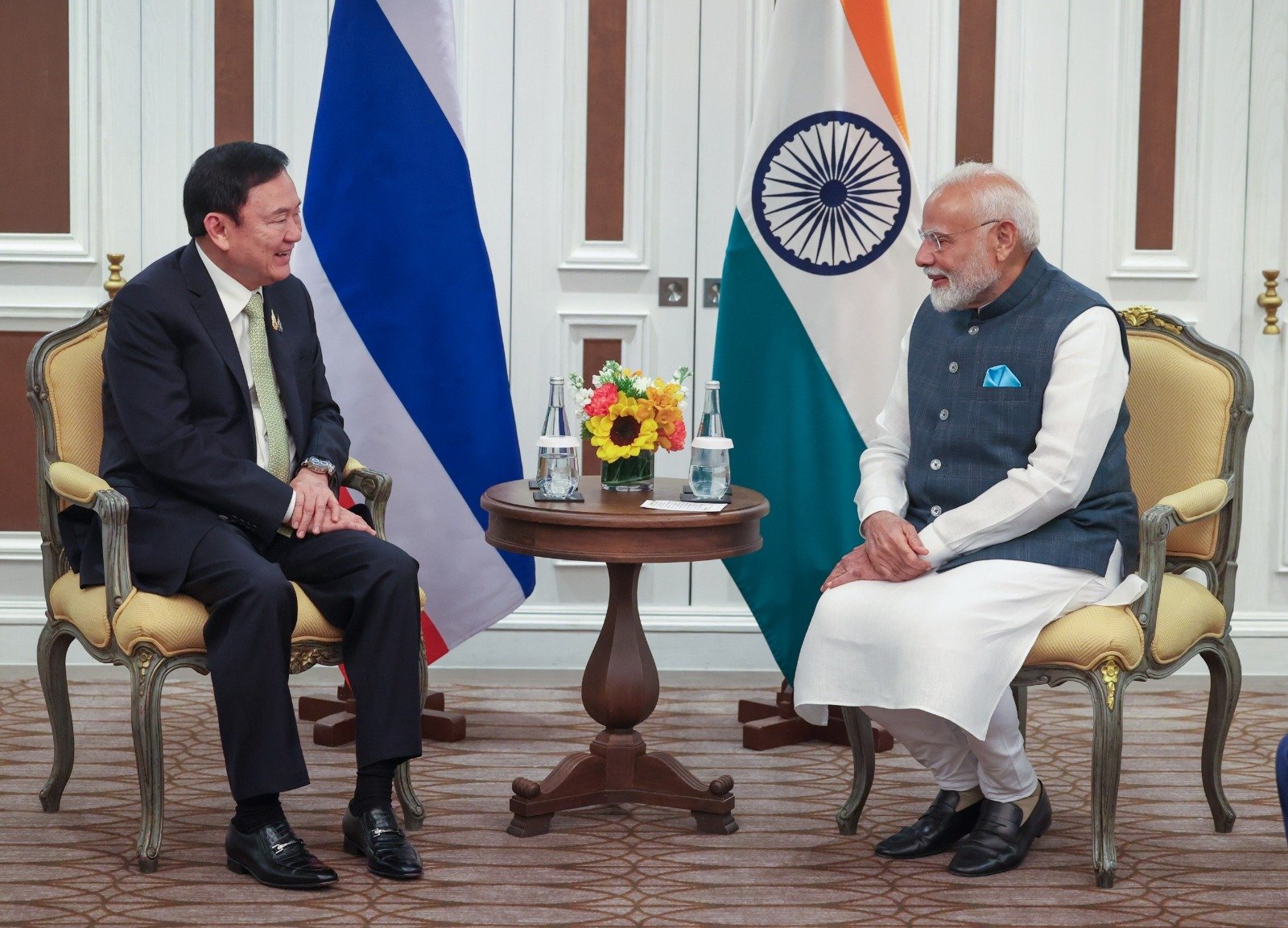 प्रधानमंत्री नरेंद्र मोदी ने बैंकॉक में थाईलैंड के पूर्व प्रधानमंत्री थाकसिन शिनावात्रा से मुलाकात की