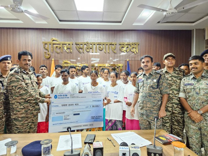 छत्तीसगडमधल्या सुकमा जिल्ह्यात २२ नक्षलवाद्यांचे आत्मसमर्पण