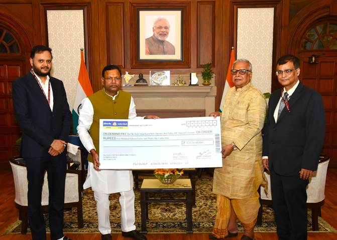 ५१५ कोटी रुपयांहून अधिक रकमेचा डिमांड ड्राफ्ट अर्थ राज्यमंत्र्यांकडून सुपूर्द
