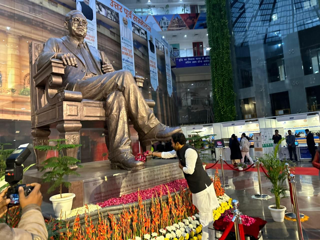 भाजपा नेता और केंद्रीय मंत्री जी. किशन रेड्डी ने हैदराबाद और करीमनगर में डाक्टर बी.आर. आम्बेडकर की प्रतिमाओं की सफाई की
