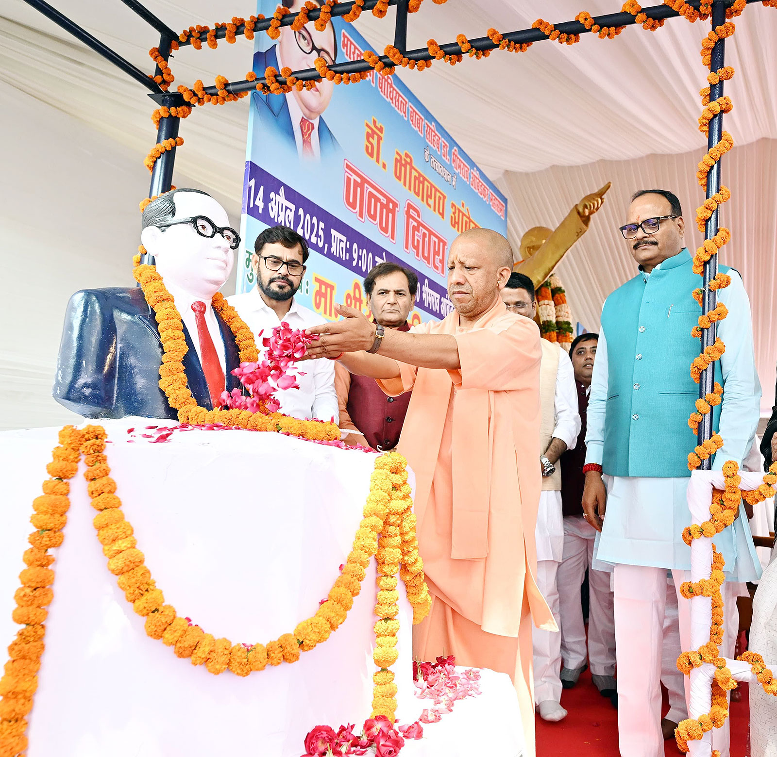 मुख्‍यमंत्री योगी आदित्‍यनाथ ने लखनऊ में एक कार्यक्रम में बाबा साहेब को श्रद्धाजंलि अर्पित की