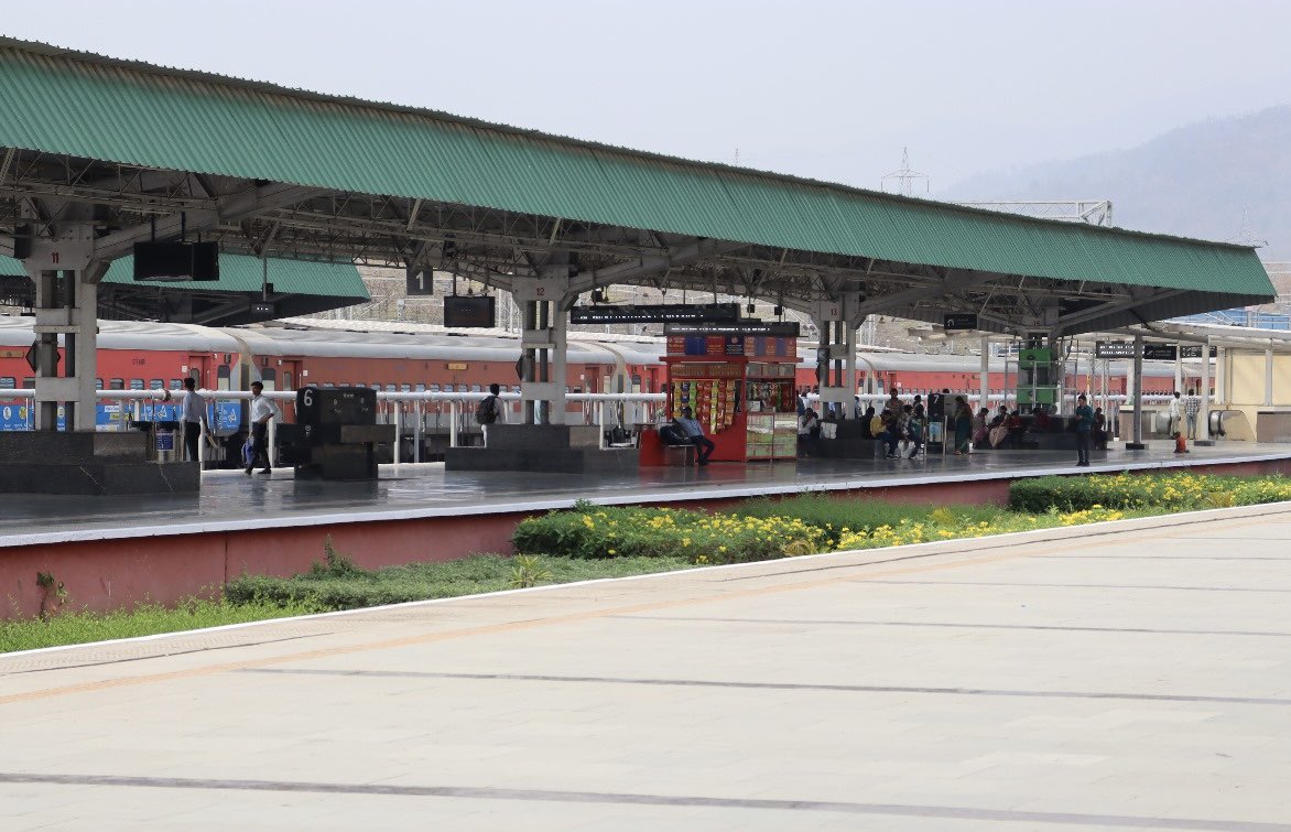रेल मंत्री अश्विनी वैष्णव ने उत्तराखंड में ऋषिकेश रेलवे स्टेशन का निरीक्षण किया