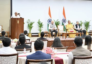 राज्यसभेतल्या आंतरवासितांच्या ६ व्या तुकडीला उपराष्ट्रपतींचं संबोधन