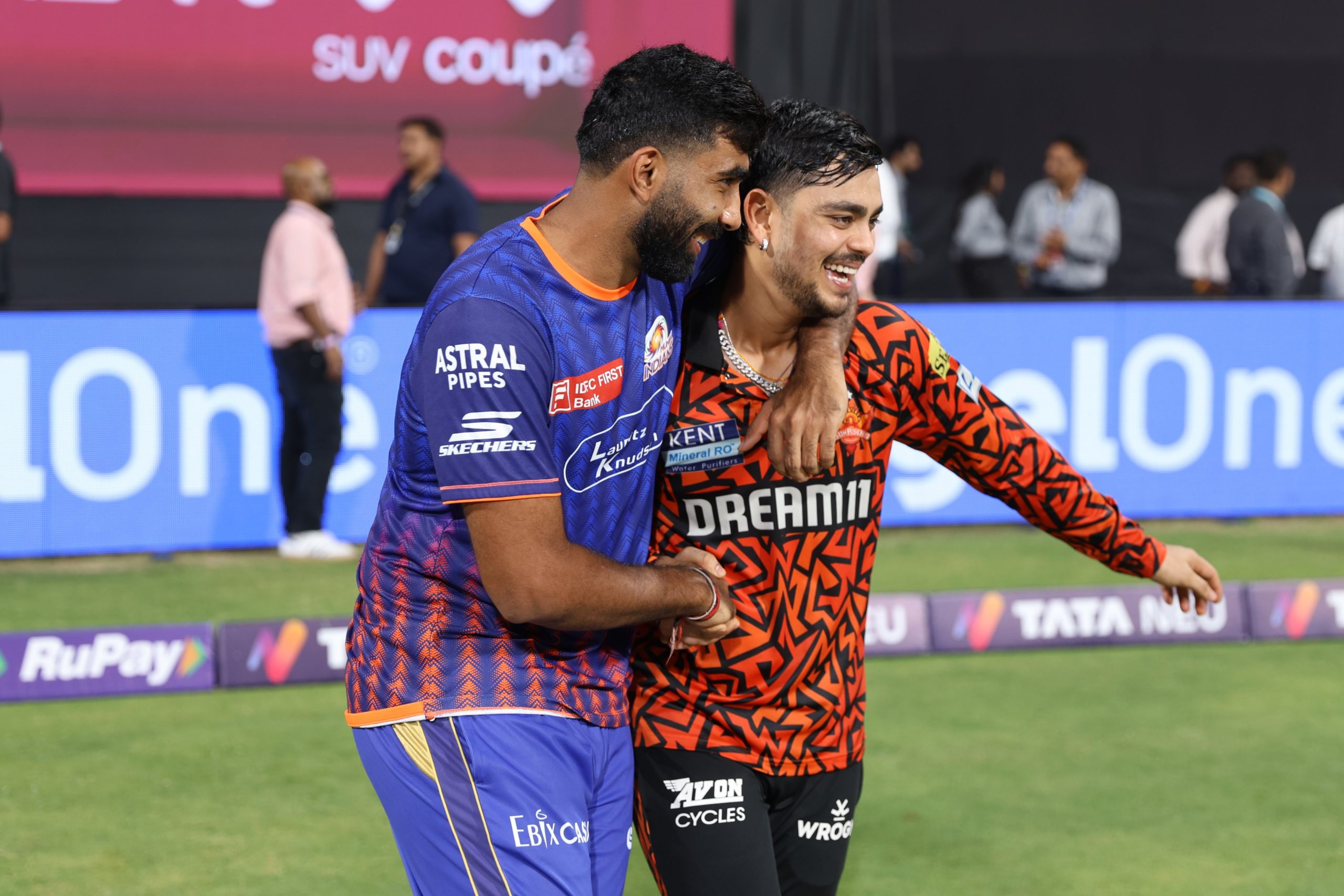मुंबई में आईपीएल क्रिकेट में मुंबई इंडियंस ने सनराइजर्स हैदराबाद को 4 विकेट से हराया