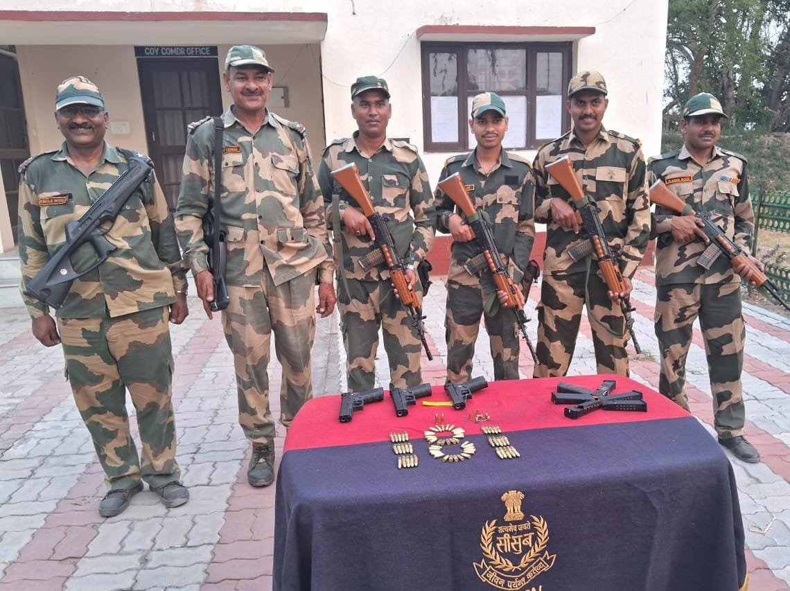 पंजाब: सीमावर्ती जिलों तरन-तारन और अमृतसर से सीमा सुरक्षाबल ने मादक पादर्थों के अलावा बड़ी मात्रा में हथियार और विस्‍फोटक बरामद किया