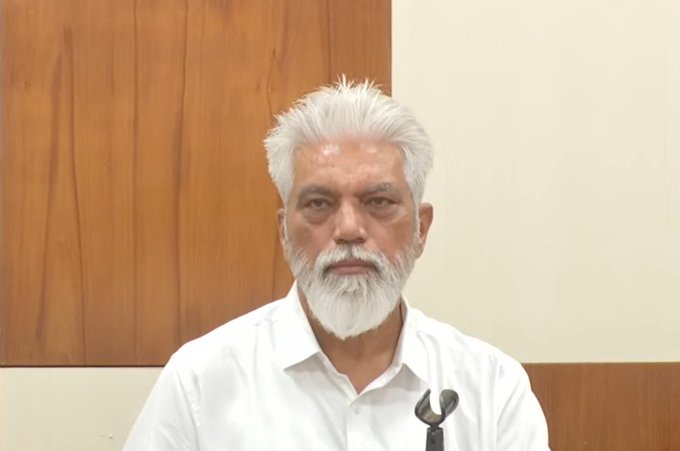 पहिली ते पाचवीसाठी हिंदी भाषा अनिवार्य ऐवजी ऐच्छिक-दादाजी भूसे
