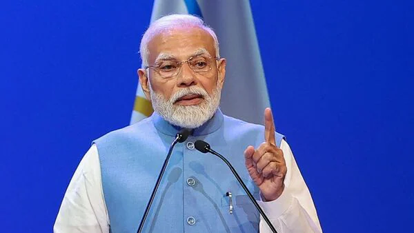 প্রধানমন্ত্রী নরেন্দ্র মোদি আজ  ভিডিও কনফারেন্সের মাধ্যমে বিভিন্ন সরকারি দপ্তর ও সংস্থায় নবনিযুক্ত একান্ন হাজারের বেশি যুবক যুবতীকে রোজগার মেলার মাধ্যমে নিয়োগপত্র বিতরণ করবেন।
