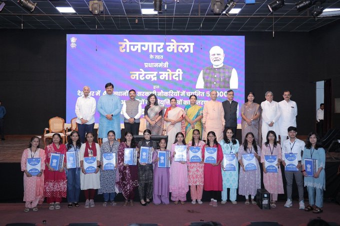 રાજ્યમાં યોજાયેલા વિવિધ રોજગાર મેળામાં કેન્દ્રીય મંત્રીઓની ઉપસ્થિતિમાં એક હજારથી વધુ યુવાનોને નિમણૂકપત્રો અપાયાં.
