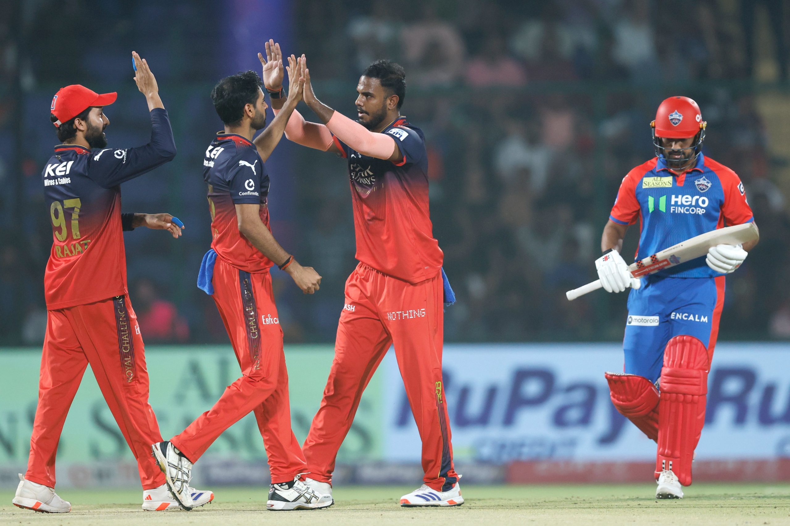 আই পি এলত কালি ৰয়েল চেলেঞ্জাৰ্ছ বেংগালুৰু দেলহী কেপিটেলছৰ হাতত ৬ উইকেটত পৰাজিত