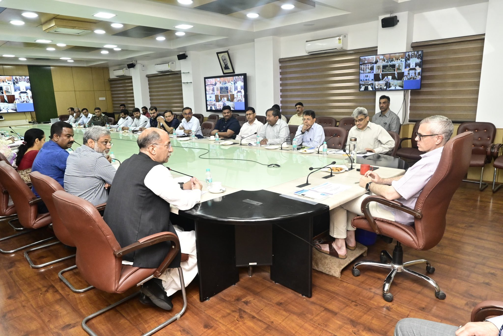 जम्मू-कश्मीर के मुख्यमंत्री उमर अब्दुल्ला ने आगामी गर्मी के मौसम में प्रदेश में आवश्यक सेवाएं  को लेकर बेहतर समन्वय पर जोर दिया