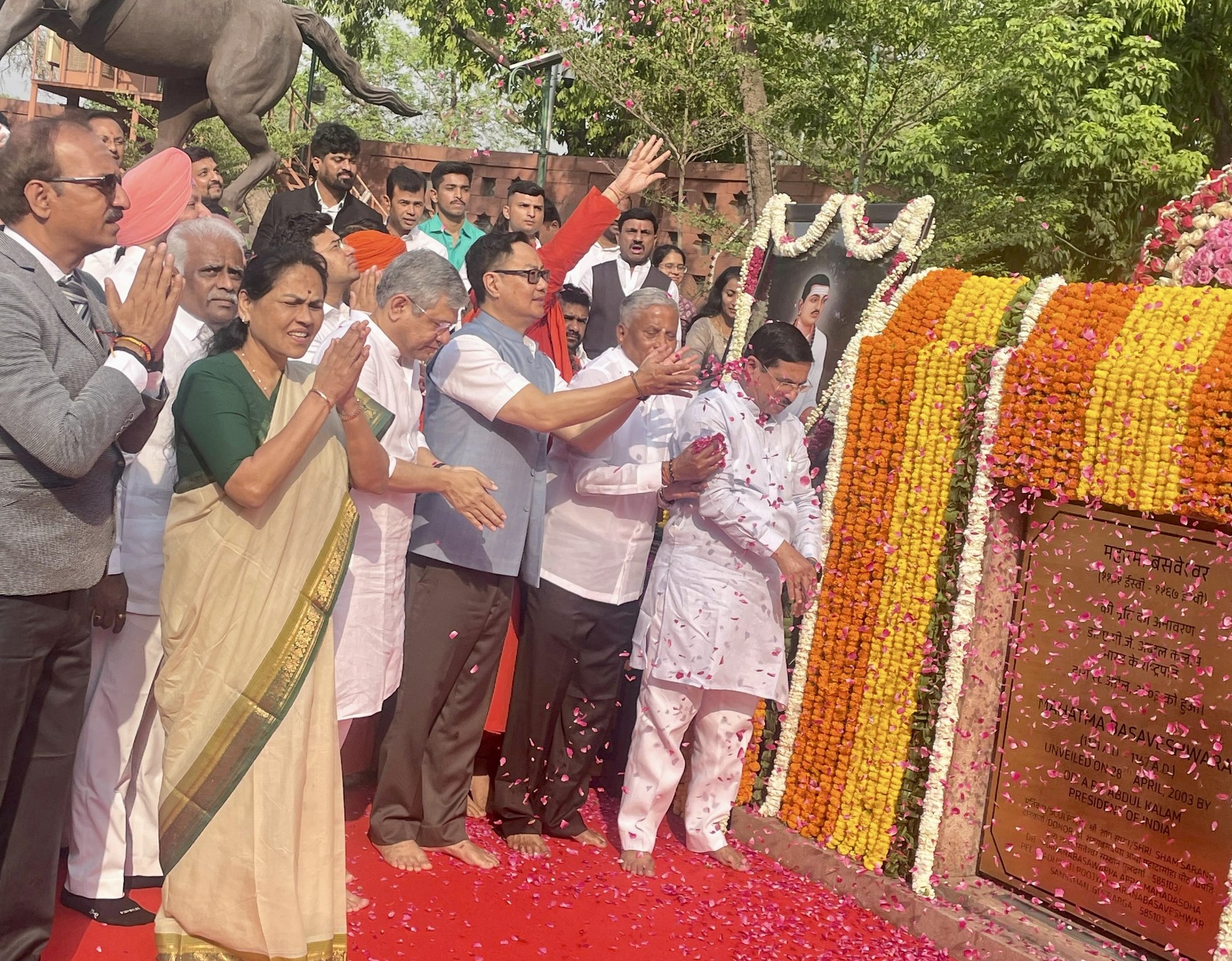 बसव जयंती के अवसर पर विभिन्न नेताओं ने संसद भवन परिसर में गुरु बसवेश्वर को पुष्पांजलि अर्पित की