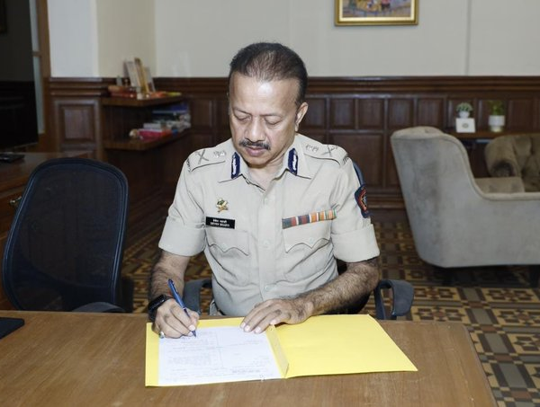 मुंबईच्या पोलीस आयुक्तपदी देवेन भारती यांची नियुक्ती