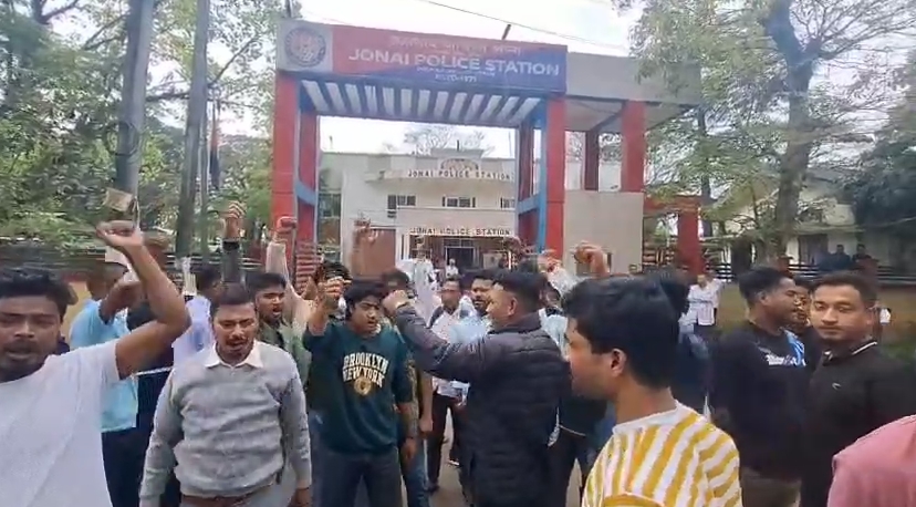 জোনাইত ছাত্ৰ নেতাক মহকুমা আৰক্ষী বিষয়াই প্ৰহাৰ কৰাক কেন্দ্ৰ কৰি উত্তপ্ত পৰিস্থিতি, আছুৰ প্ৰতিবাদ