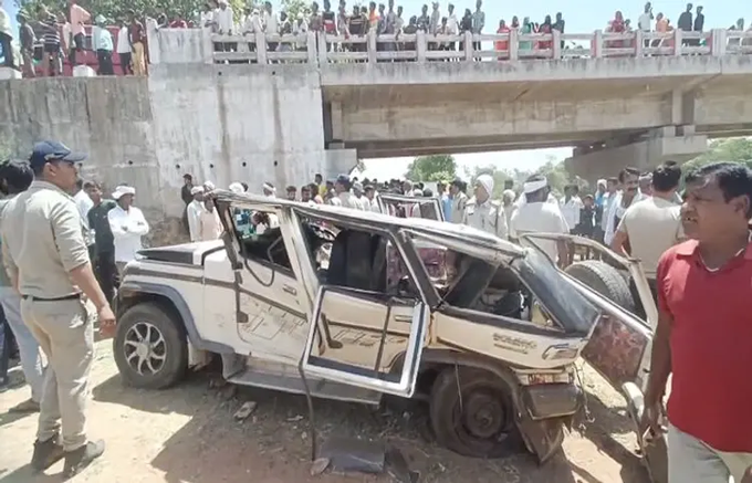 মধ্যপ্রদেশের দামো জেলায় যাত্রীবাহী গাড়ি খাদে পড়ে একই পরিবারের ৮ জনের মৃত্যু