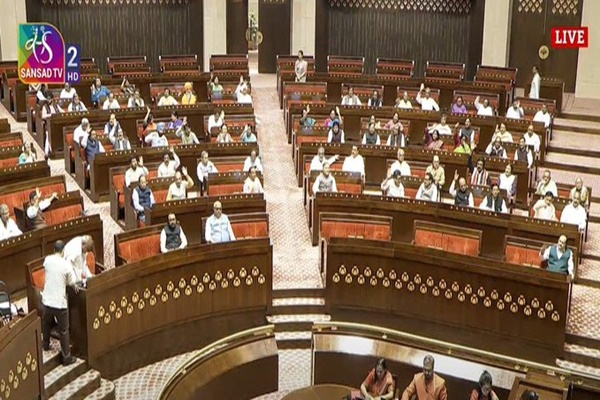 پارلیمنٹ نے امیگریشن قانون کو بہتر کرنے اور بھارت میں غیرملکیوں کے داخلے اور اُن کے قیام کو منضبط کرنے سے متعلق بل کو پاس کر دیا ہے۔