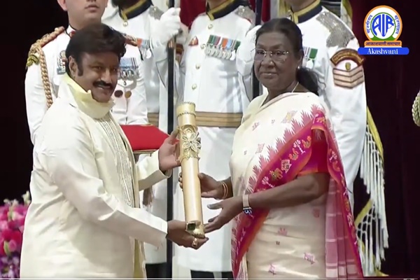 રાષ્ટ્રપતિ દ્રૌપદી મુર્મુએ વિવિધ ક્ષેત્રોના મહાનુભાવોને પદ્મ પુરસ્કારો એનાયત કર્યા.