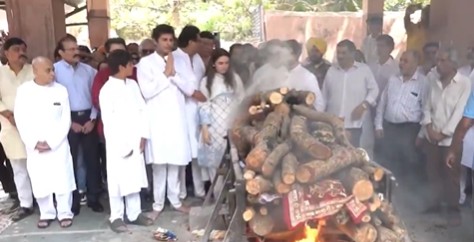 फिल्म अभिनेता मनोज कुमार का मुंबई के पवन हंस श्मशान घाट पर पूरे राजकीय सम्मान के साथ किया गया अंतिम संस्‍कार