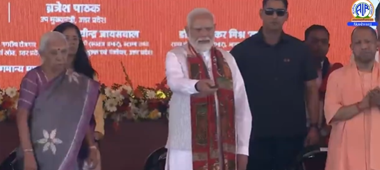 प्रधानमंत्री नरेंद्र मोदी ने वाराणसी में 44 परियोजनाओं का उद्घाटन और शिलान्यास किया