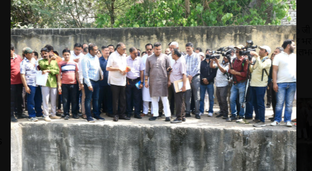 लोक निर्माण विभाग मंत्री प्रवेश वर्मा ने श्रीनिवासपुरी क्षेत्र में नालों का किया निरीक्षण