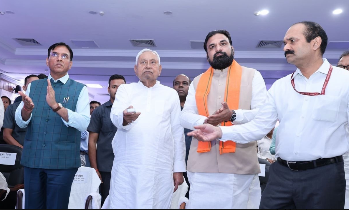 खेल मंत्री मनसुख मांडविया और बिहार के मुख्यमंत्री नीतीश कुमार ने खेलो इंडिया युवा खेल-2025 के शुभंकर और प्रतीक चिन्‍ह का अनावरण किया