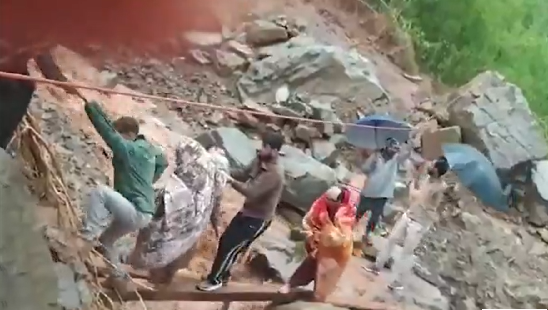 जम्मू-कश्मीर के रामबन जिले में भारी ओलावृष्टि और कई जगह पर भूस्खलन की घटनाओं में तीन लोगों की मौत