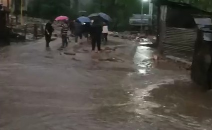 सिक्किम में लगातार हो रही बारिश के चलते कई स्थानों पर भूस्खलन