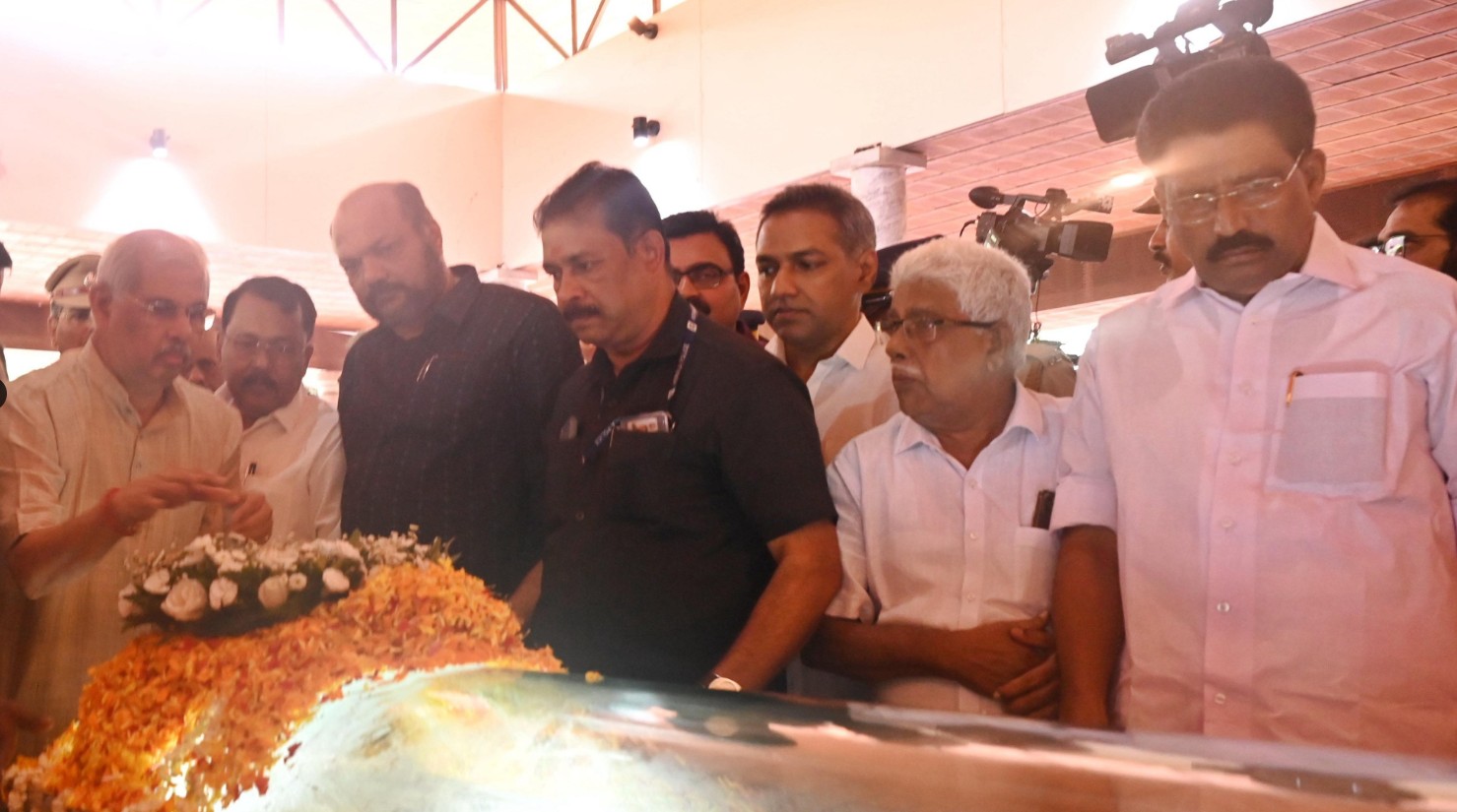 केरल: कोच्चि में पूरे राजकीय सम्मान के साथ किया गया एन रामचंद्रन के पार्थिव शरीर का अंतिम संस्कार
