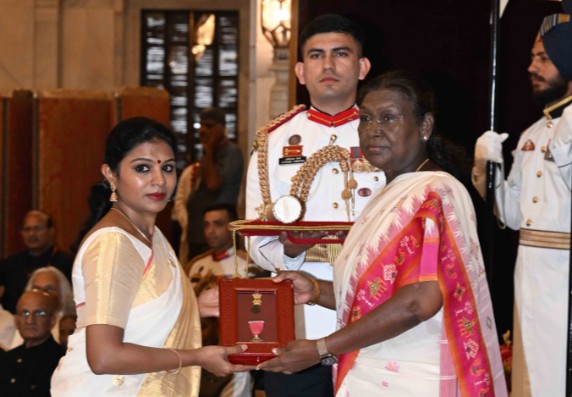 राष्ट्रपति द्रौपदी मुर्मु ने राष्ट्रपति-भवन में 2025 के लिए 71 हस्तियों को पद्म-पुरस्कार प्रदान किए